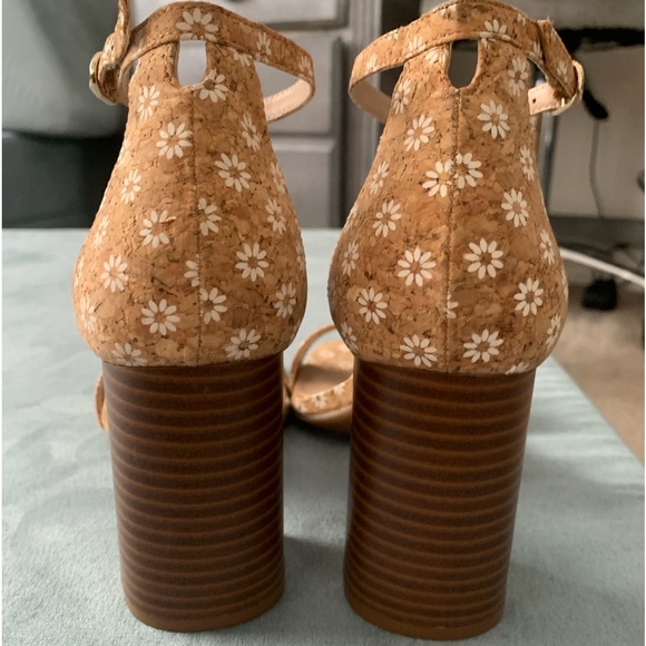 Beautiful Floral Design Sandal Block Heels - Like New, Sz. 7 - Picture 2 of 3